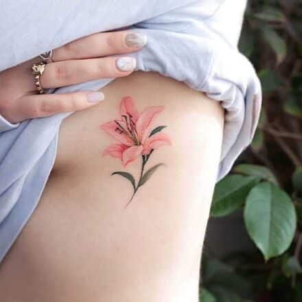 Tetování růžové lilie na boku.