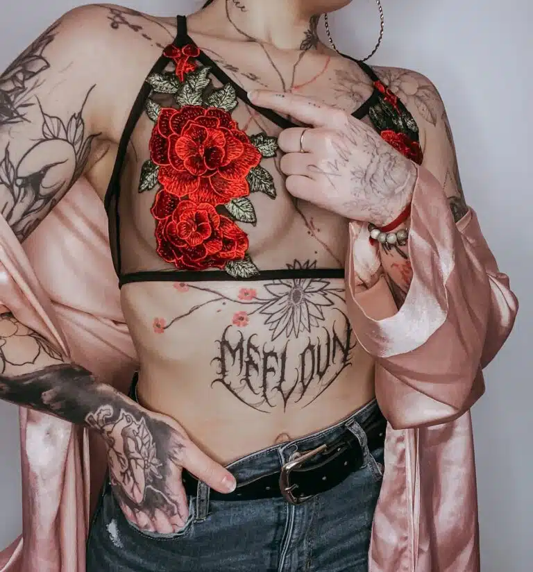 Tetování nápis na břicho