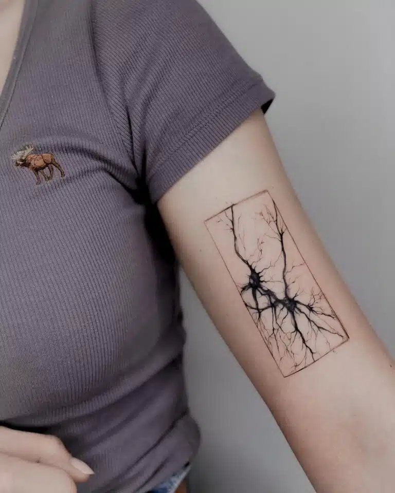 Tetování čáry a symboly na paži