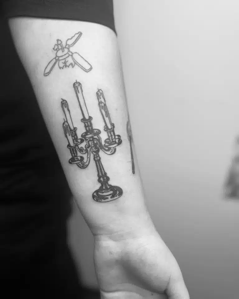 Tetování znaky a symboly, symbol svícen na předloktí