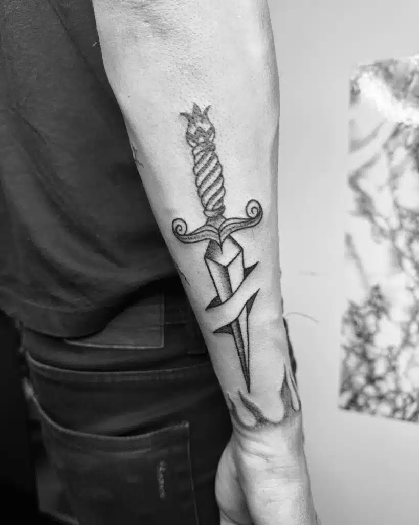 Tetování znaky a symboly, symbol dýka na předloktí