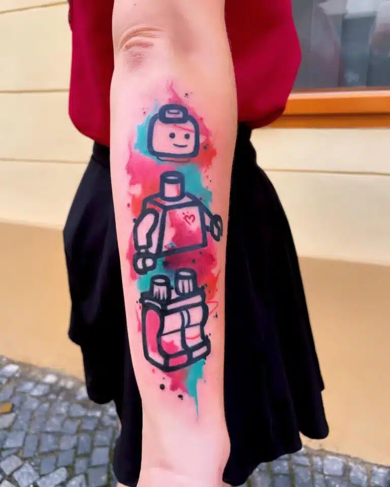 Tetování postavička Lego z filmů a pohádek na předloktí