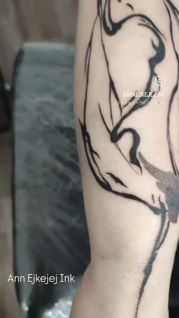 Tetování čáry a symboly na předloktí