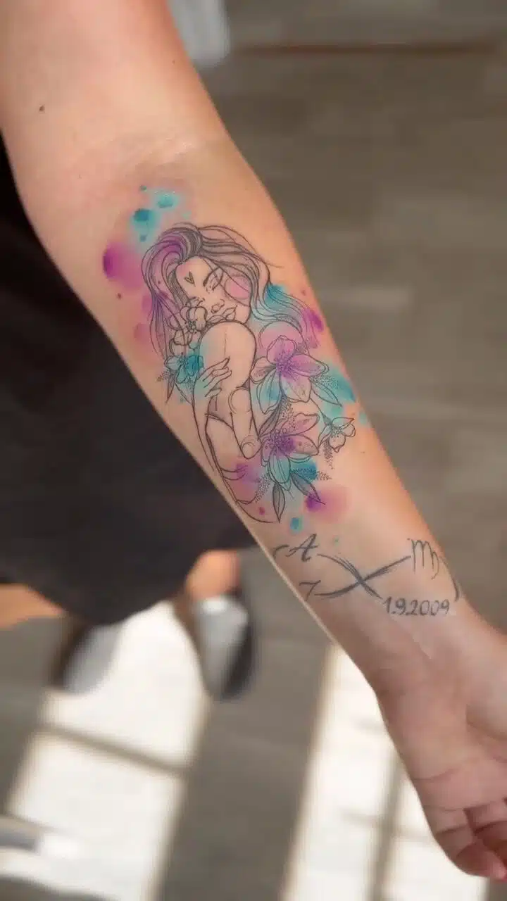 Tetování portrét ženy s dítětem na předloktí