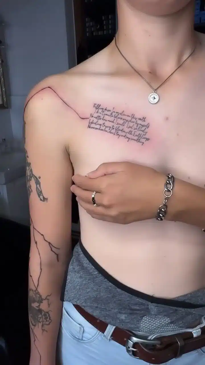 Tetování nápis, citát na prsa