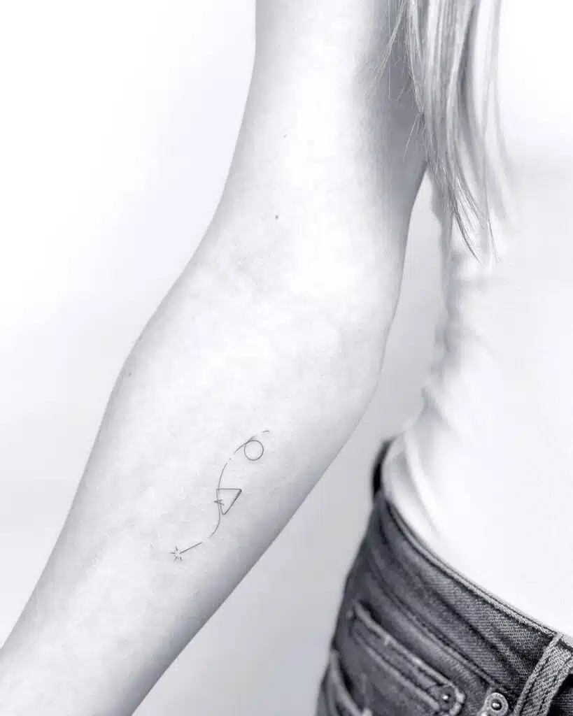 Tetování znaky a symboly, symbol, čára na předloktí