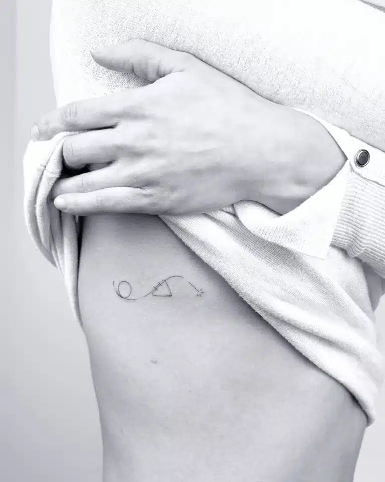 Tetování znaky a symboly, symbol, čára na žebrech