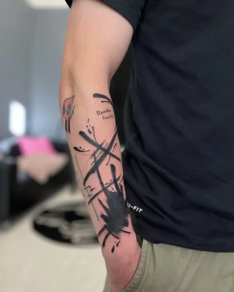 Tetování znaky a symboly na předloktí