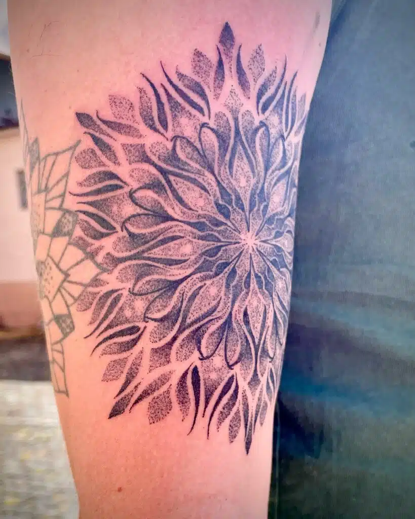 Tetování mandala na rameno