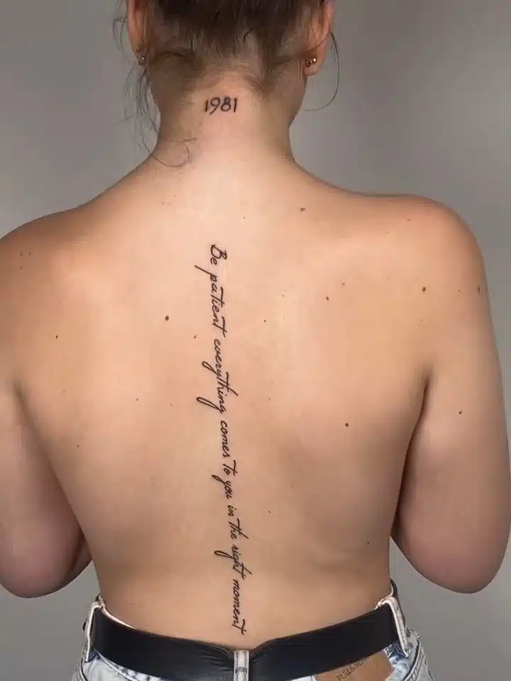 Tetování nápis, citát na páteř