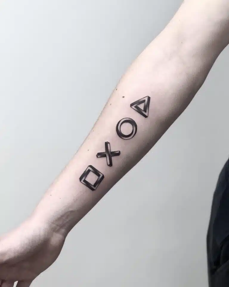 Tetování znaky a symboly na předloktí