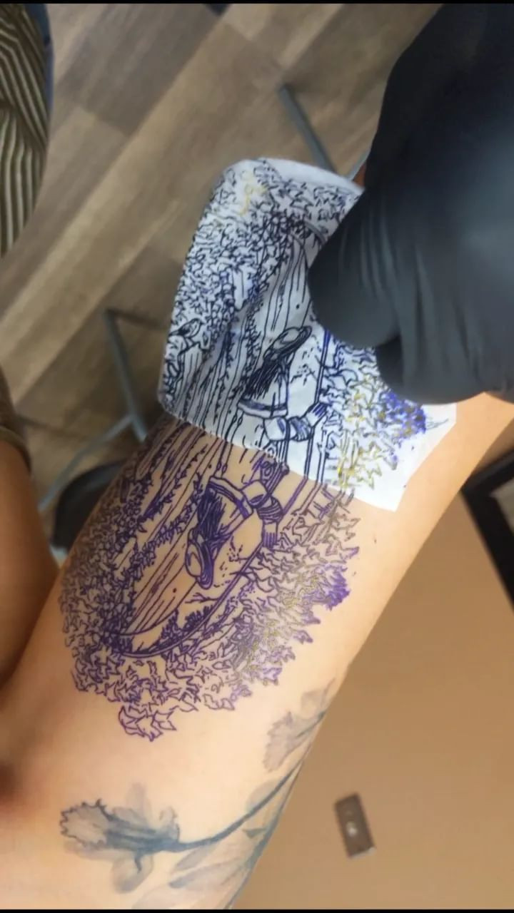 Přenášení tetování na kůži.