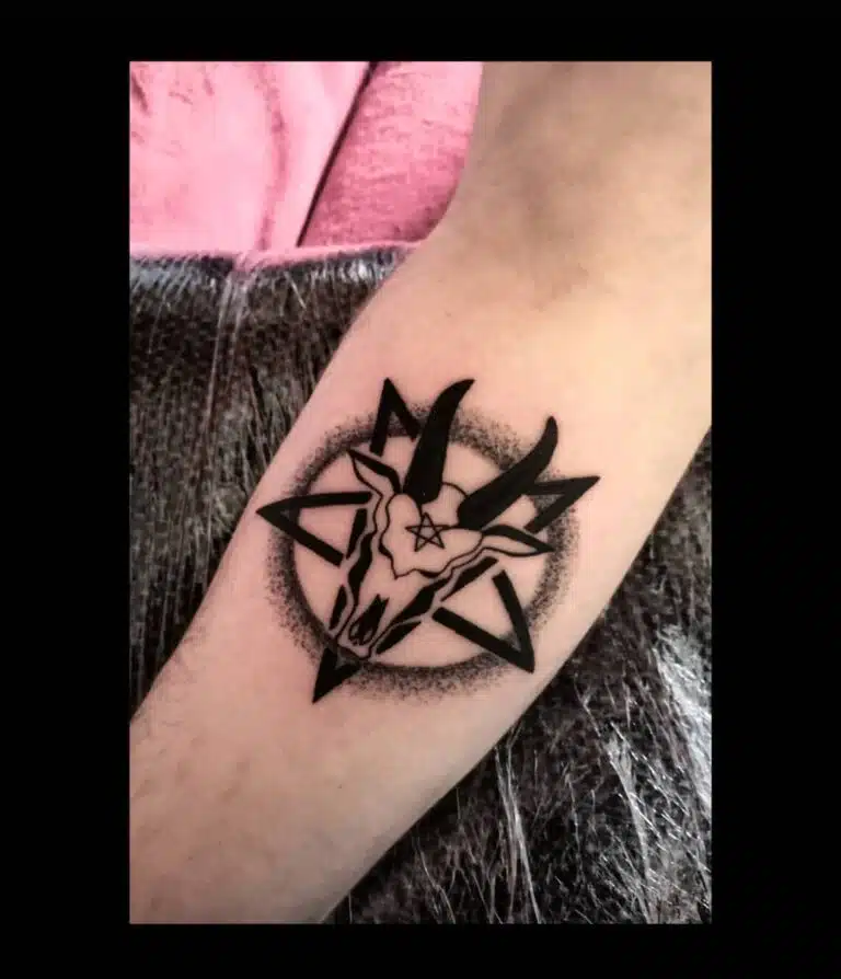 Tetování pentagram ďábel na předloktí