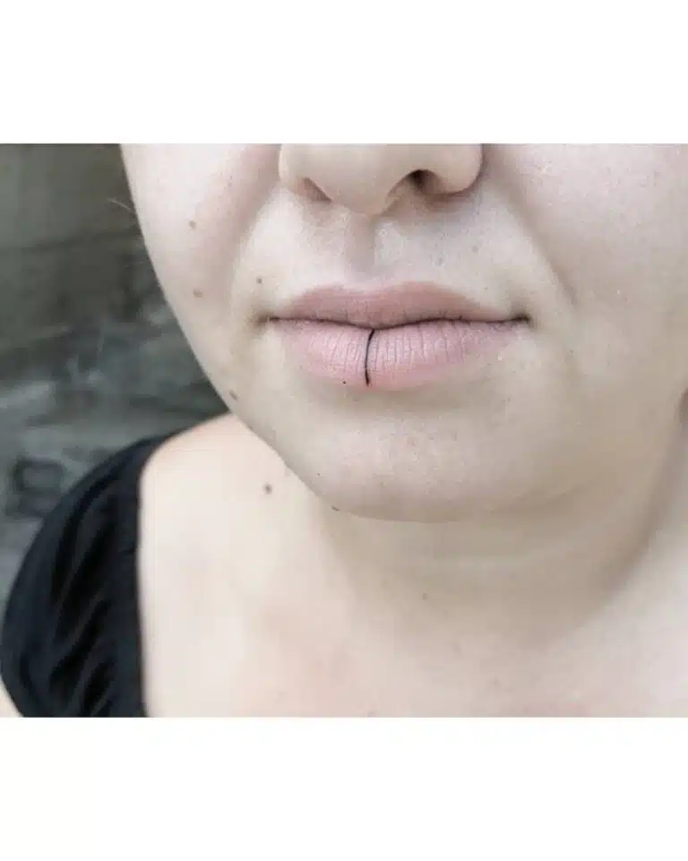 Tetování čára na rtu