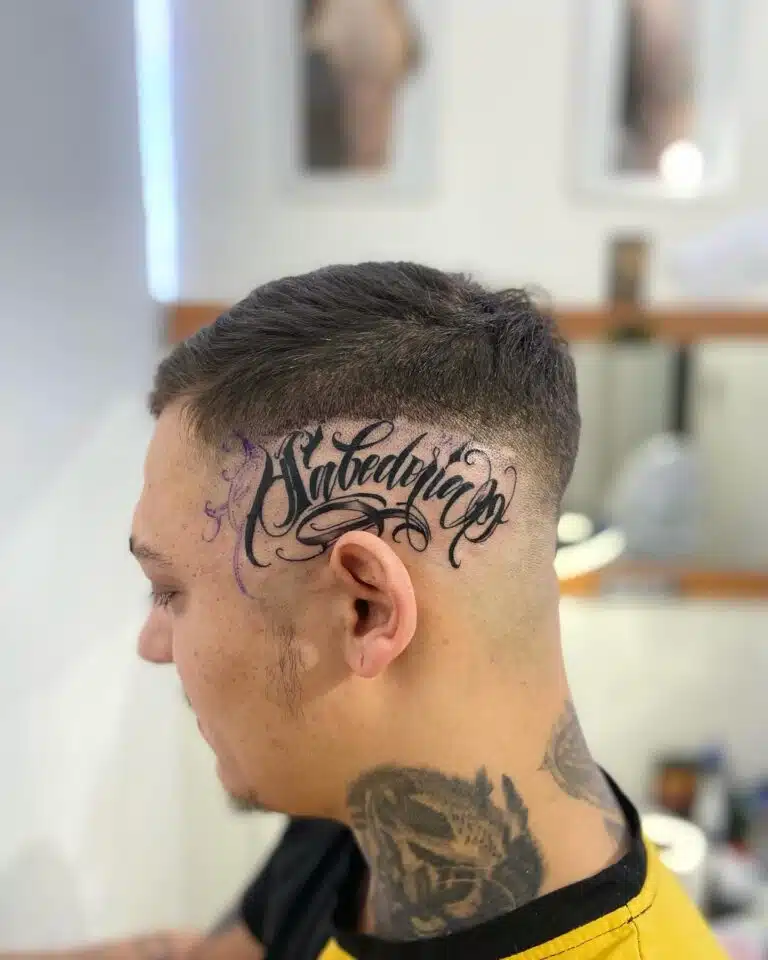 Tetování nápis na hlavu