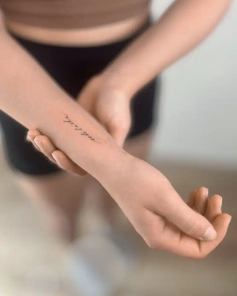 Tetování nápisy na předloktí