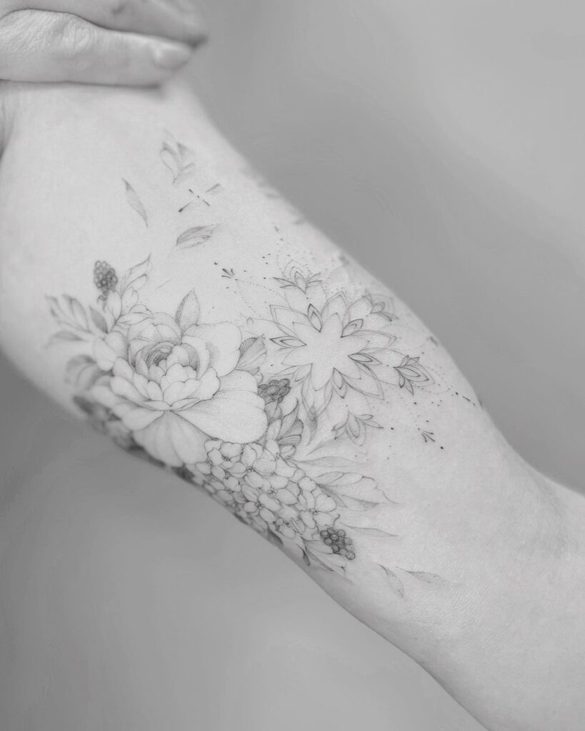 Tetování květiny s ornamenty na předloktí