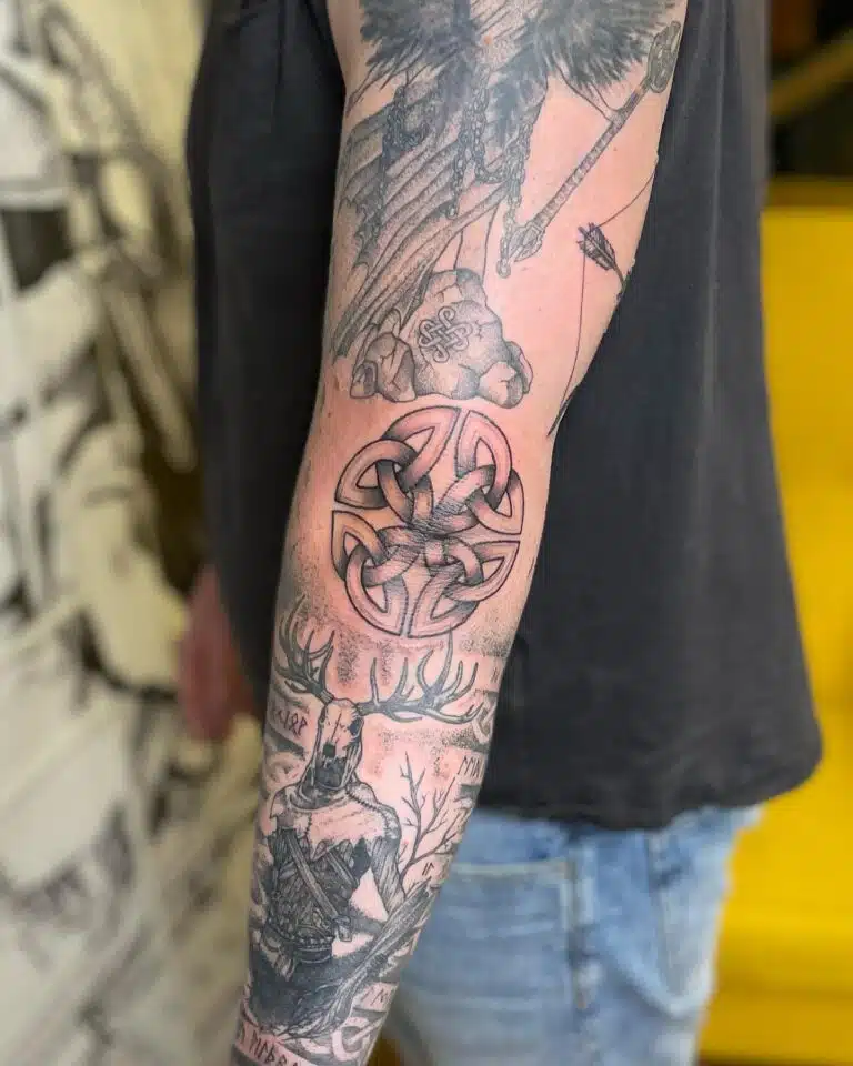 Tetování znaky a symboly na loket
