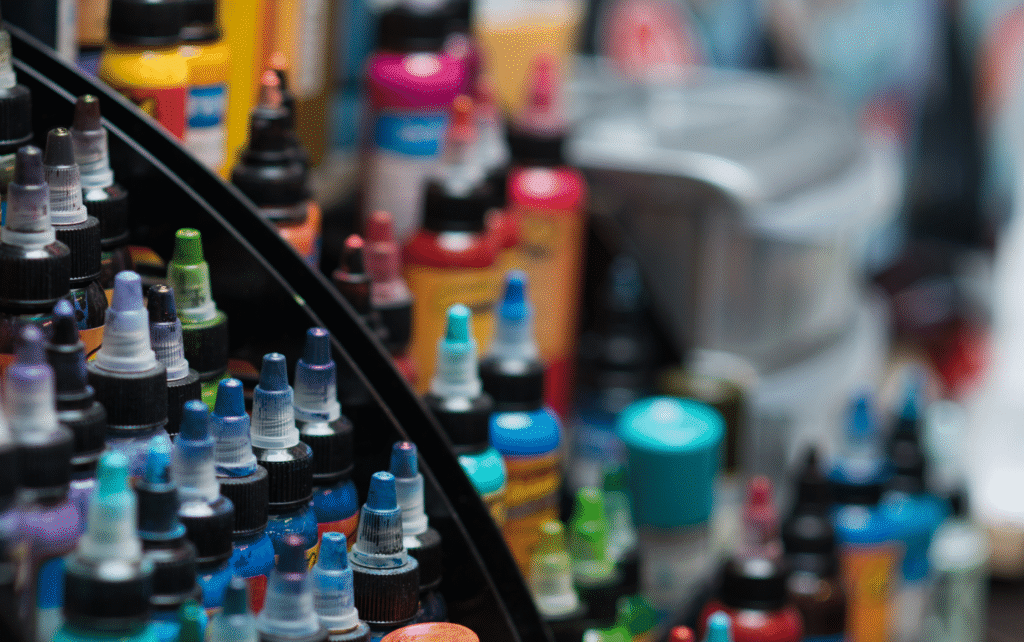 Polička s tetovacími inkousty.