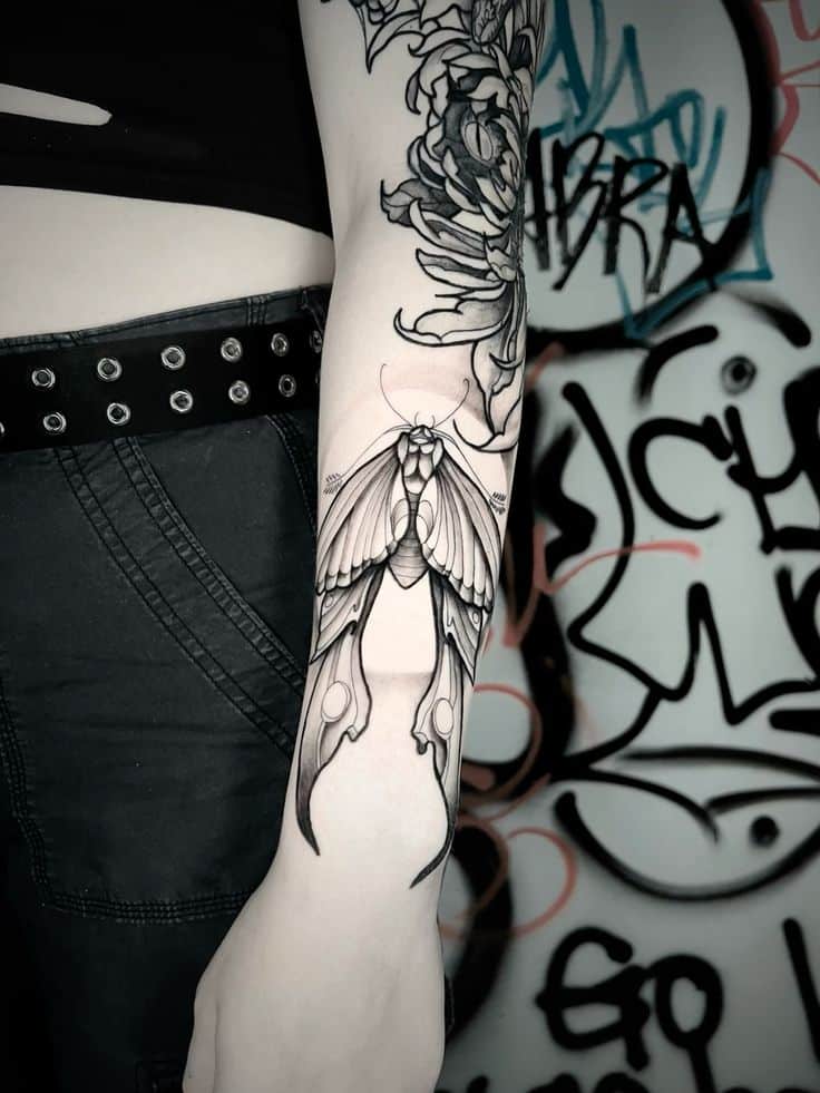 Černá můra na ruce.