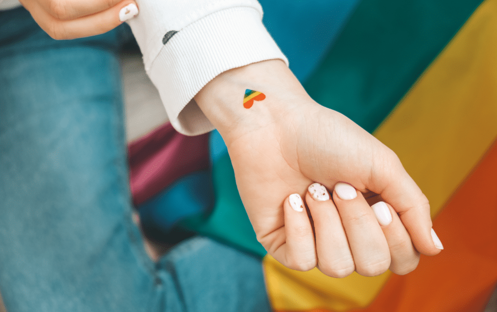 Tetování duhového srdce.