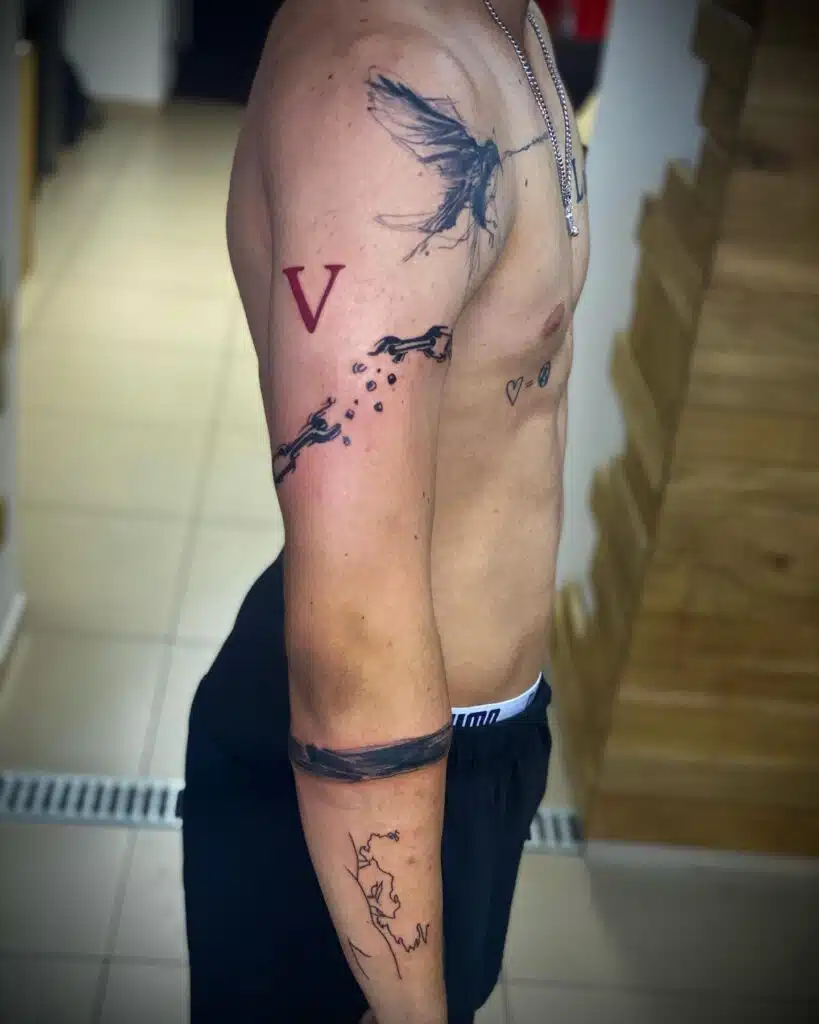 Tetování znaky a symboly, řetěz na rameno