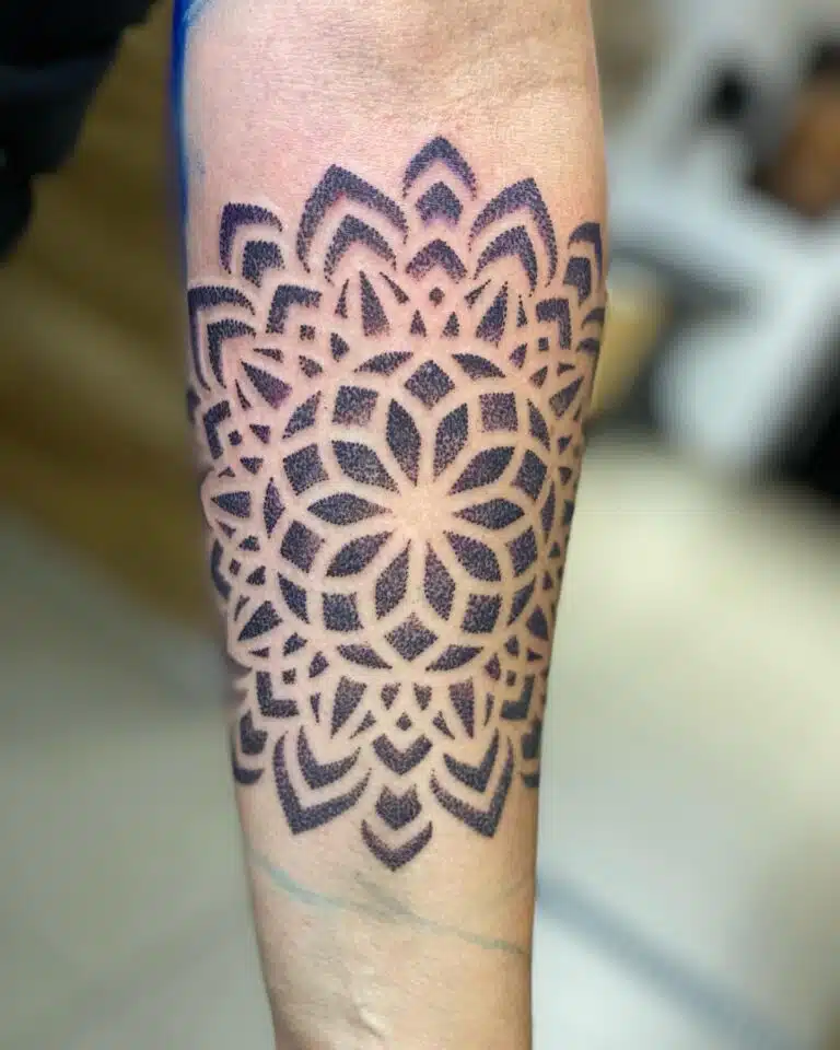 Tetování mandala na předloktí