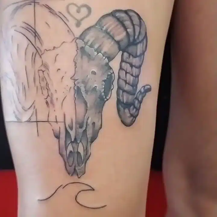Tetování zvířecí lebka  na stehno