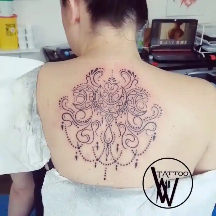 Tetování ornamenty na zádech
