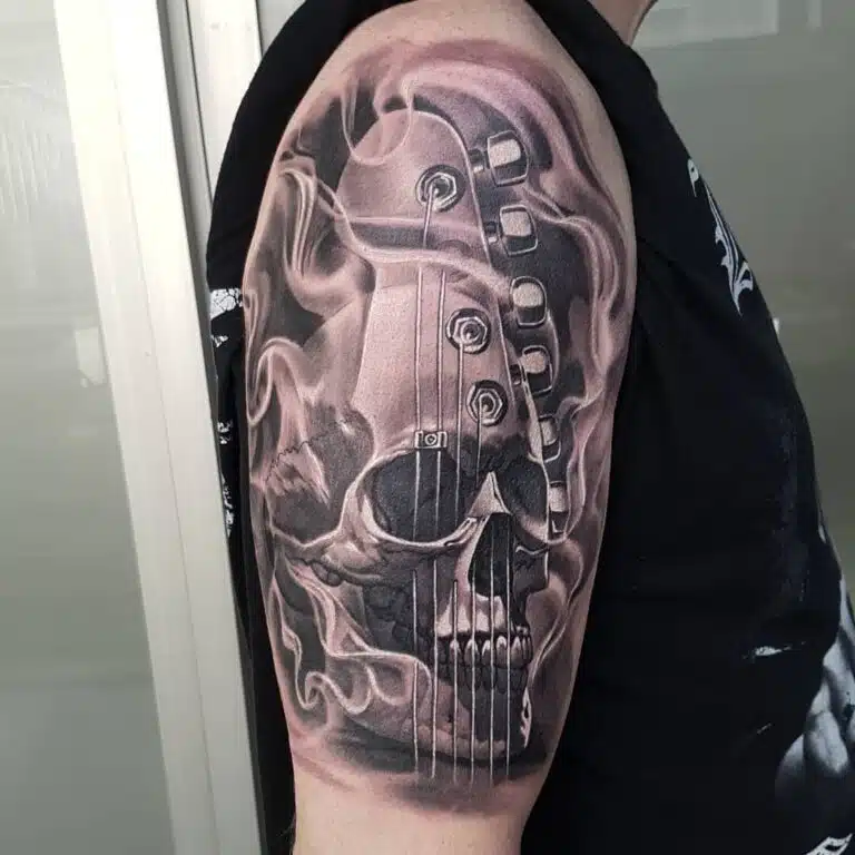 Tetování lebka s kytarou na rameni
