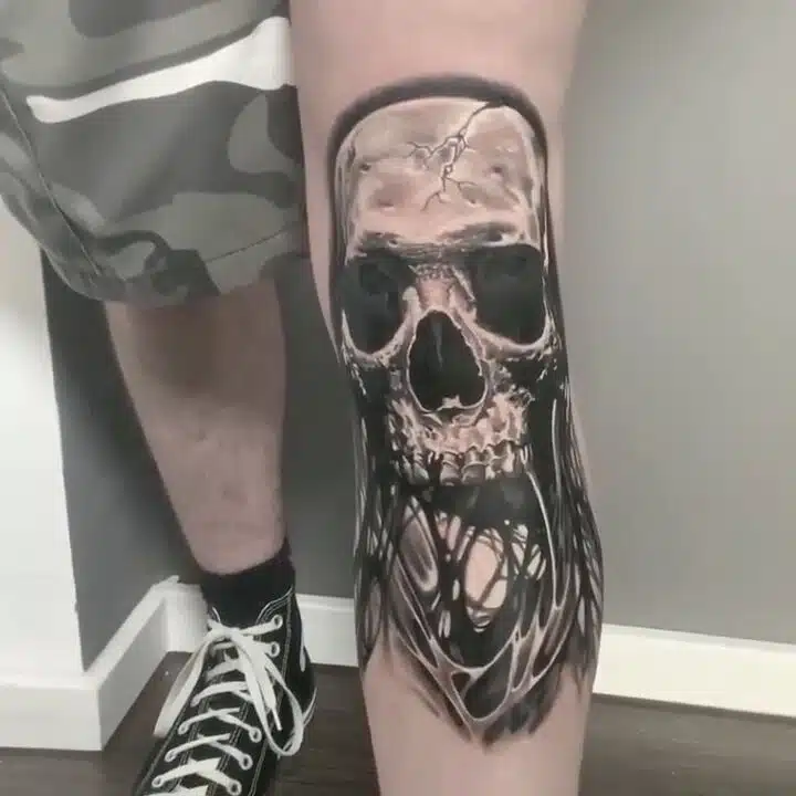 Tetování lebka na koleni
