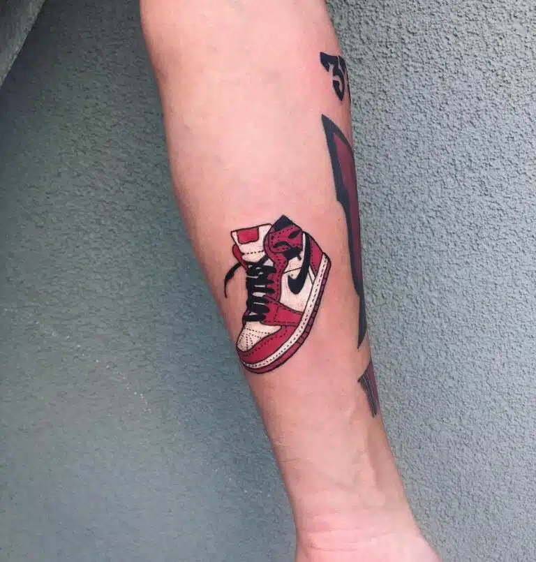Tetování bota na předloktí