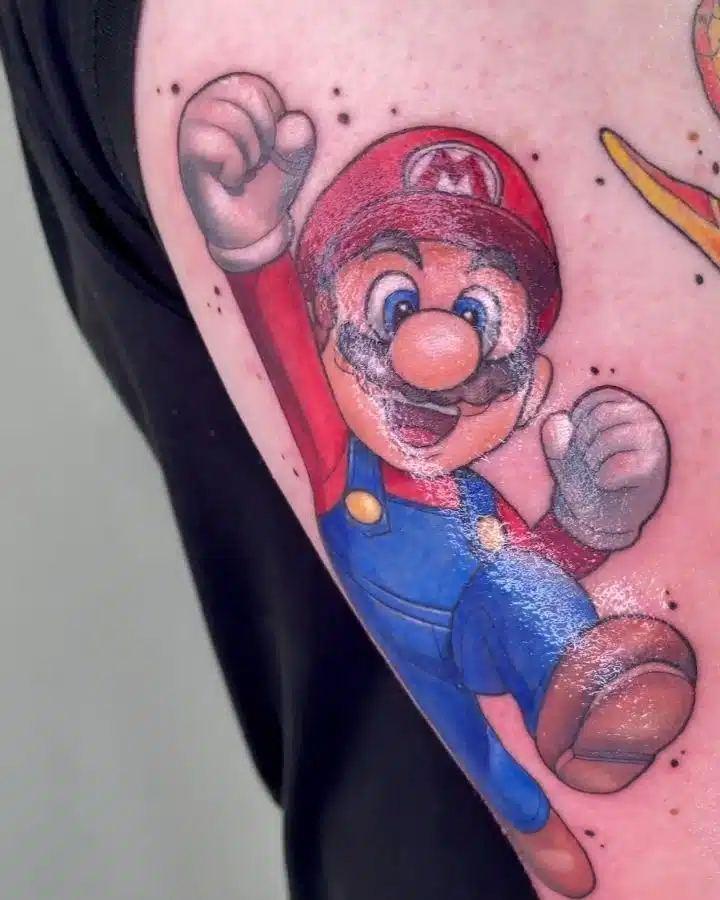 Tetování postavičky z filmů a pohádek Mario na rameno