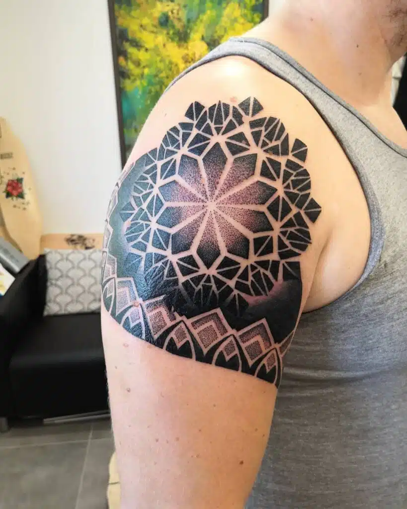 Tetování mandala na rameni