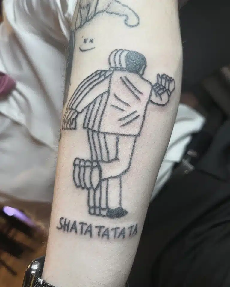 Tetování postavička na předloktí