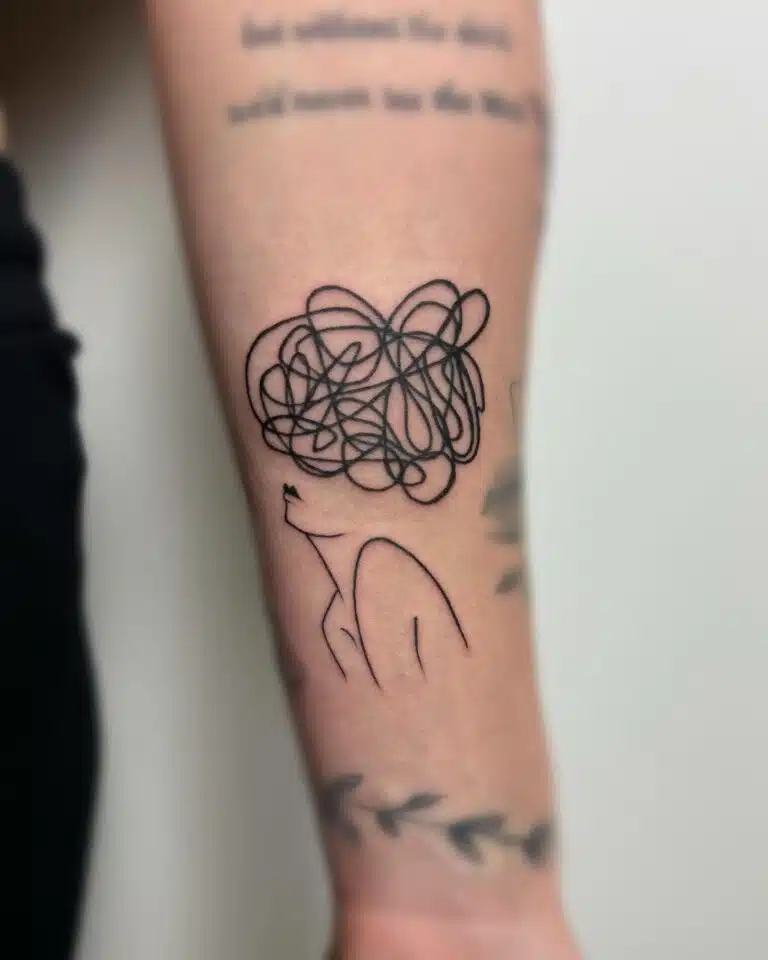Tetování znaky a symboly na předloktí