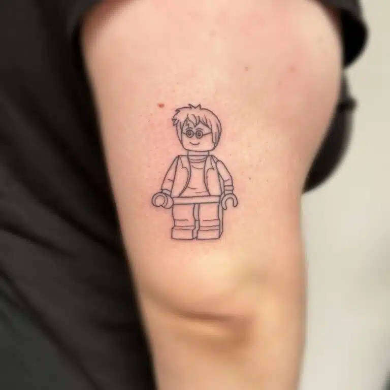 Tetování lego postavička z filmů a pohádek na paži