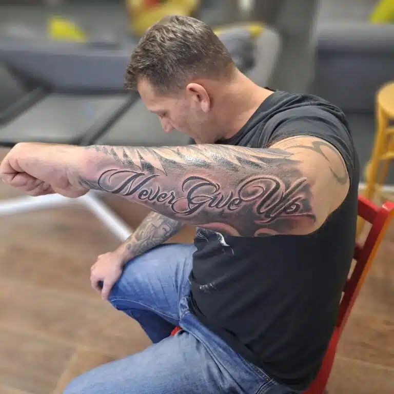 Tetování nápis, citát na předloktí