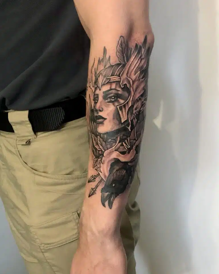 Tetování mýtická bytost, valkýra na předloktí