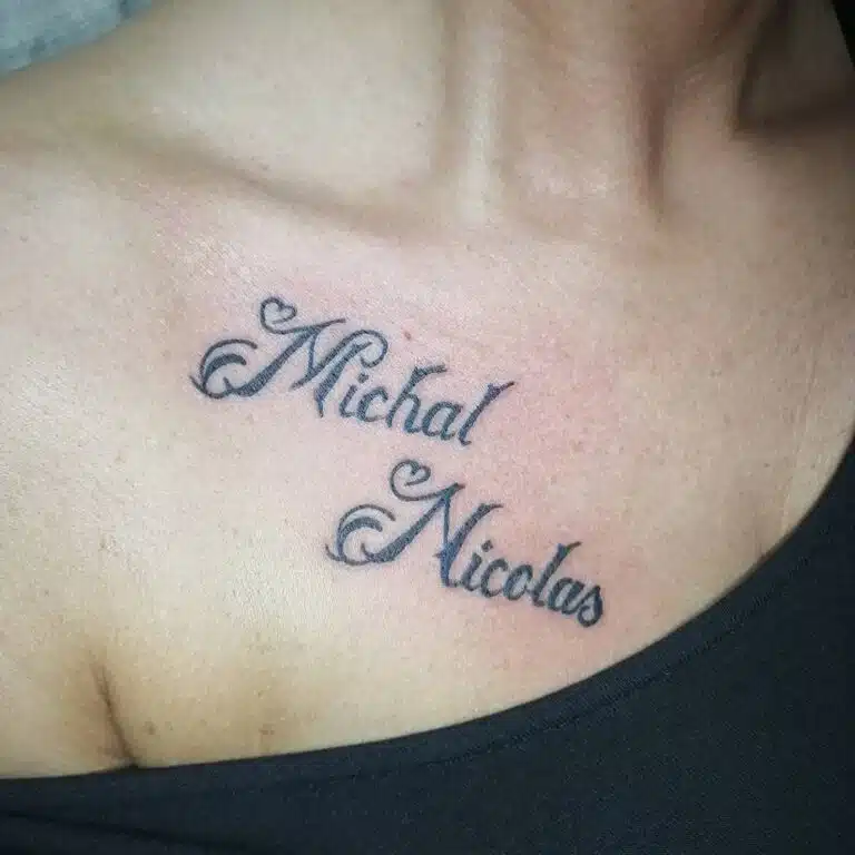 Tetování nápis, jména pod klíční kosti