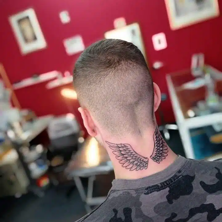 Tetování křídla na krk