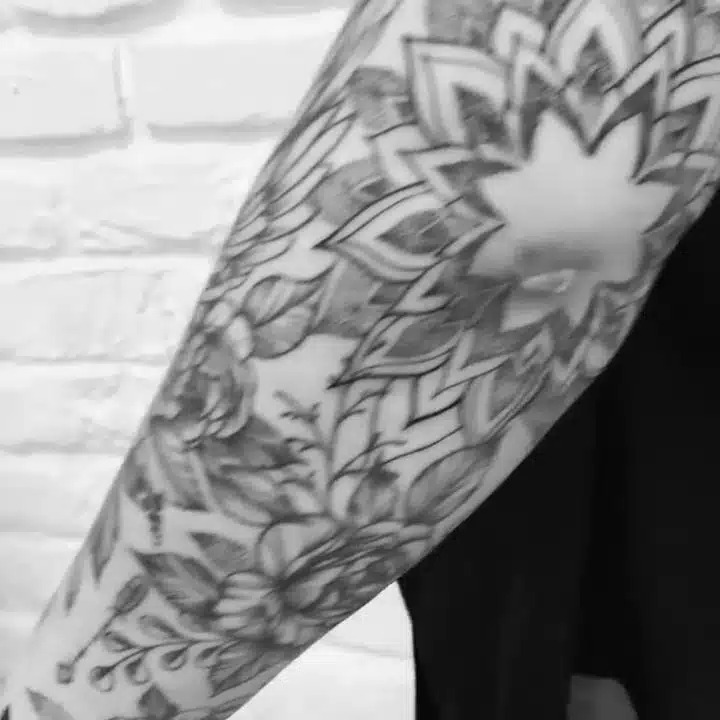 Tetování květiny, mandala lotus, žena, vlk na ruku