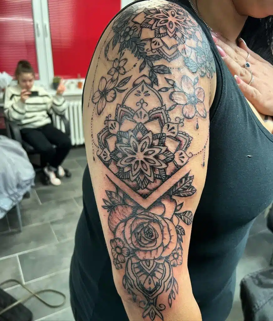 Tetování mandala a květiny na rameno