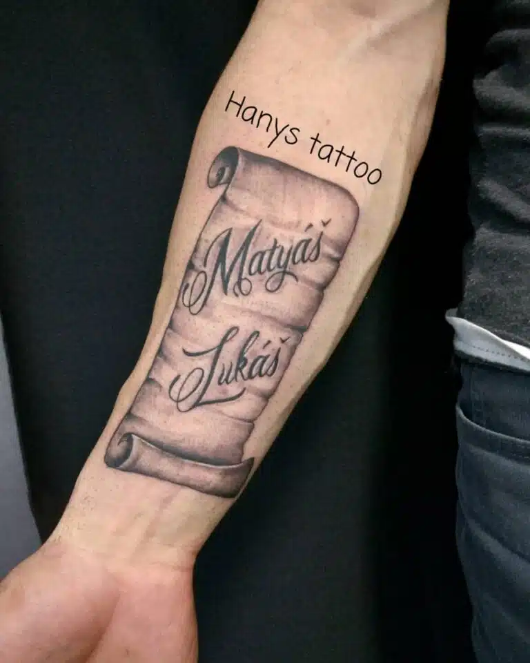 Tetování nápisy, jména na předloktí