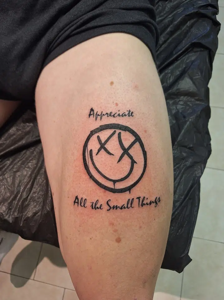 Tetování symbol smajlík na stehno