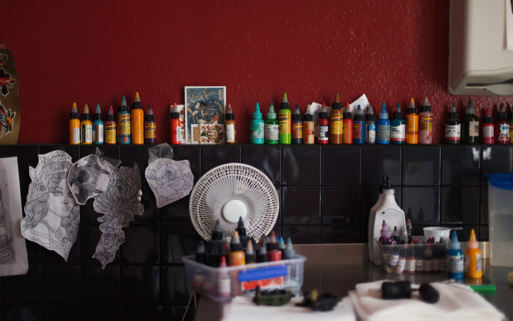 Tetovací studio s vystavěnými barvami.