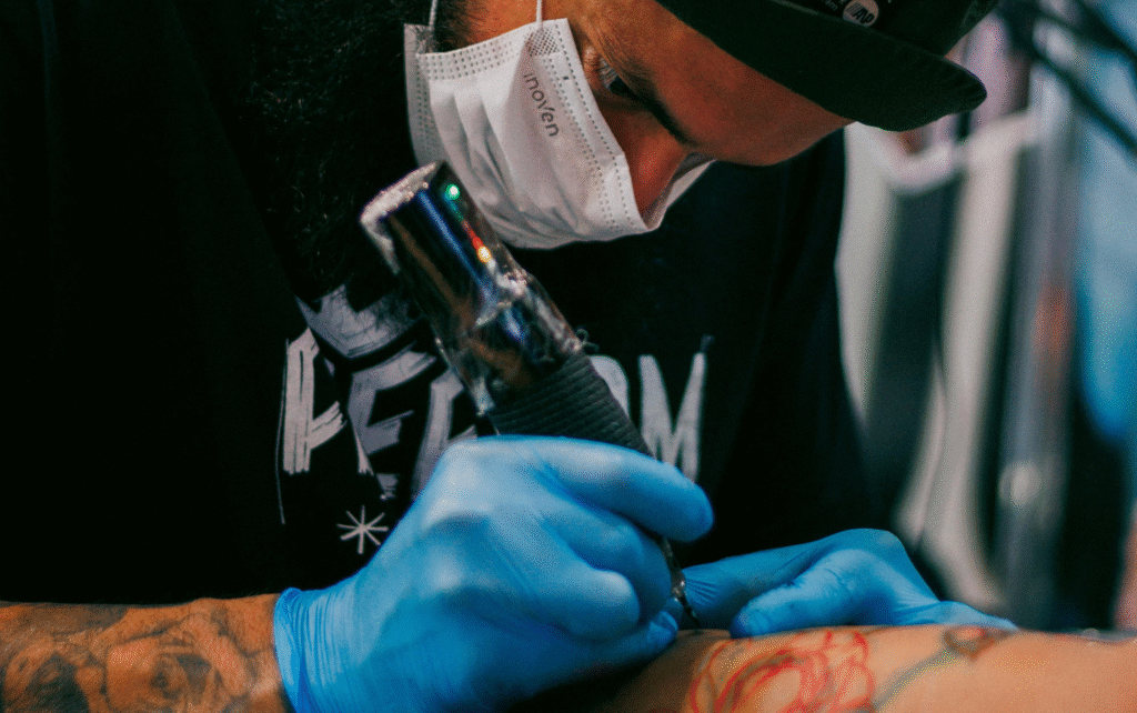 Tatér dodržující hygienické normy při práci.