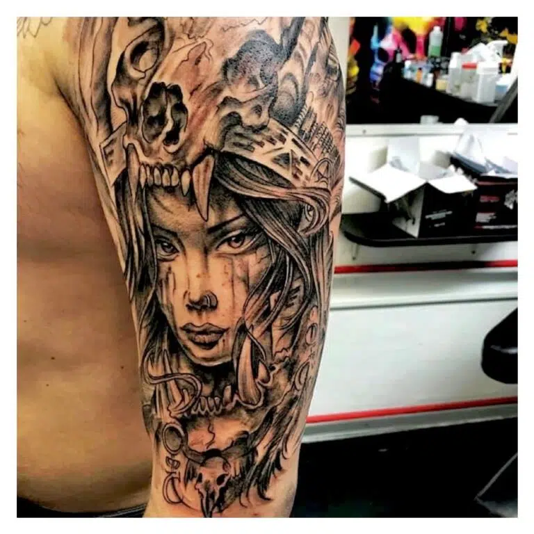 Tetování žena s lebkou na rameni
