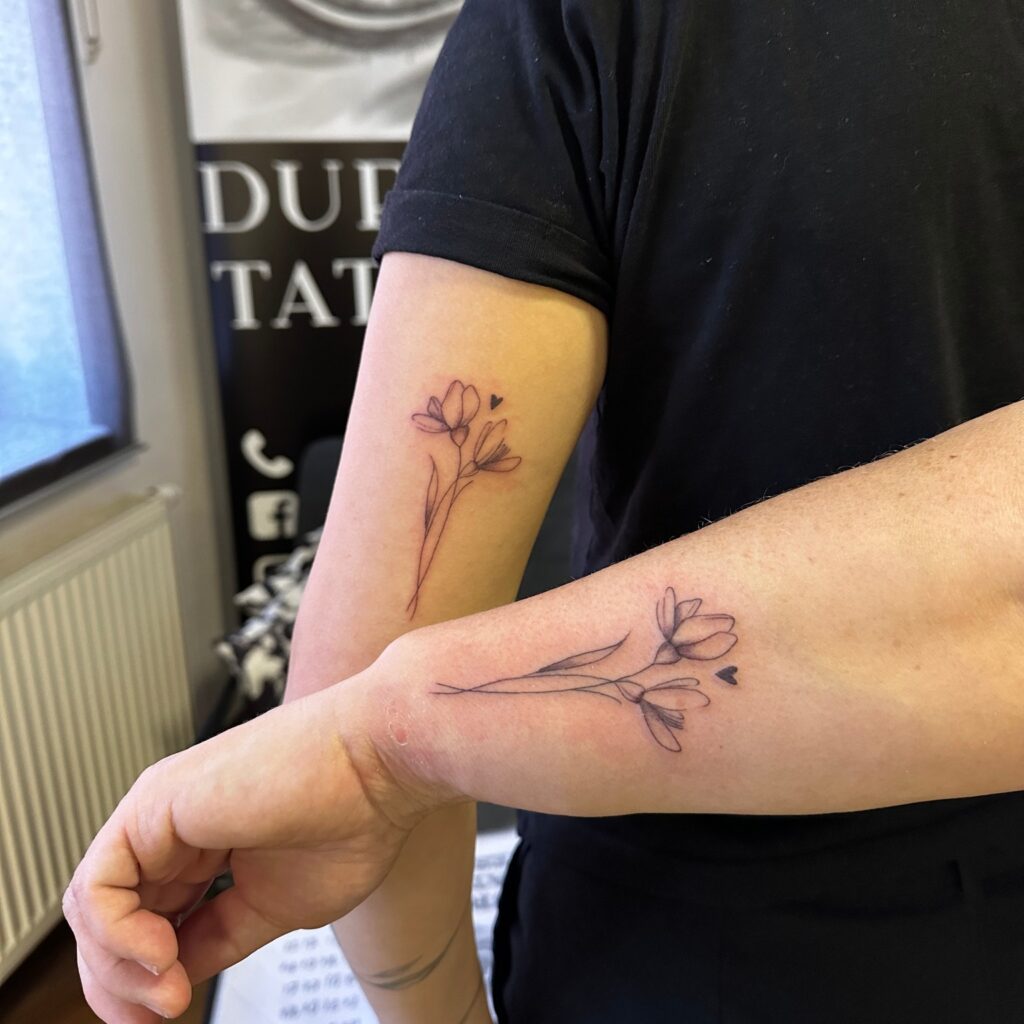 Společná tetování pro páry, květiny na ruce