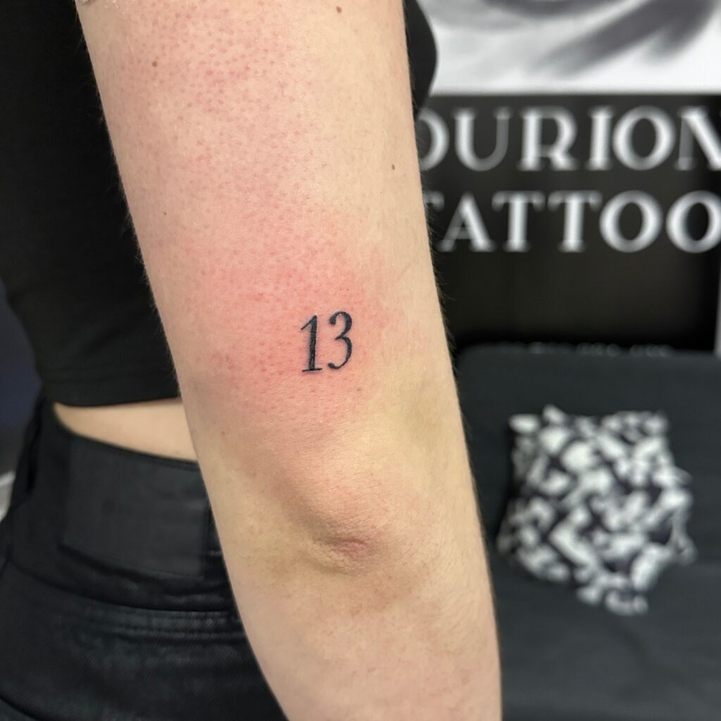 Tetování nápis, číslo 13 na ruce